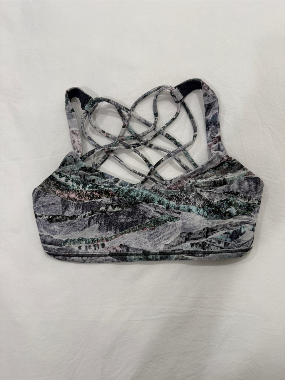lululemon athletica Free To Be Strappy Crossback Sports Bra Size 4